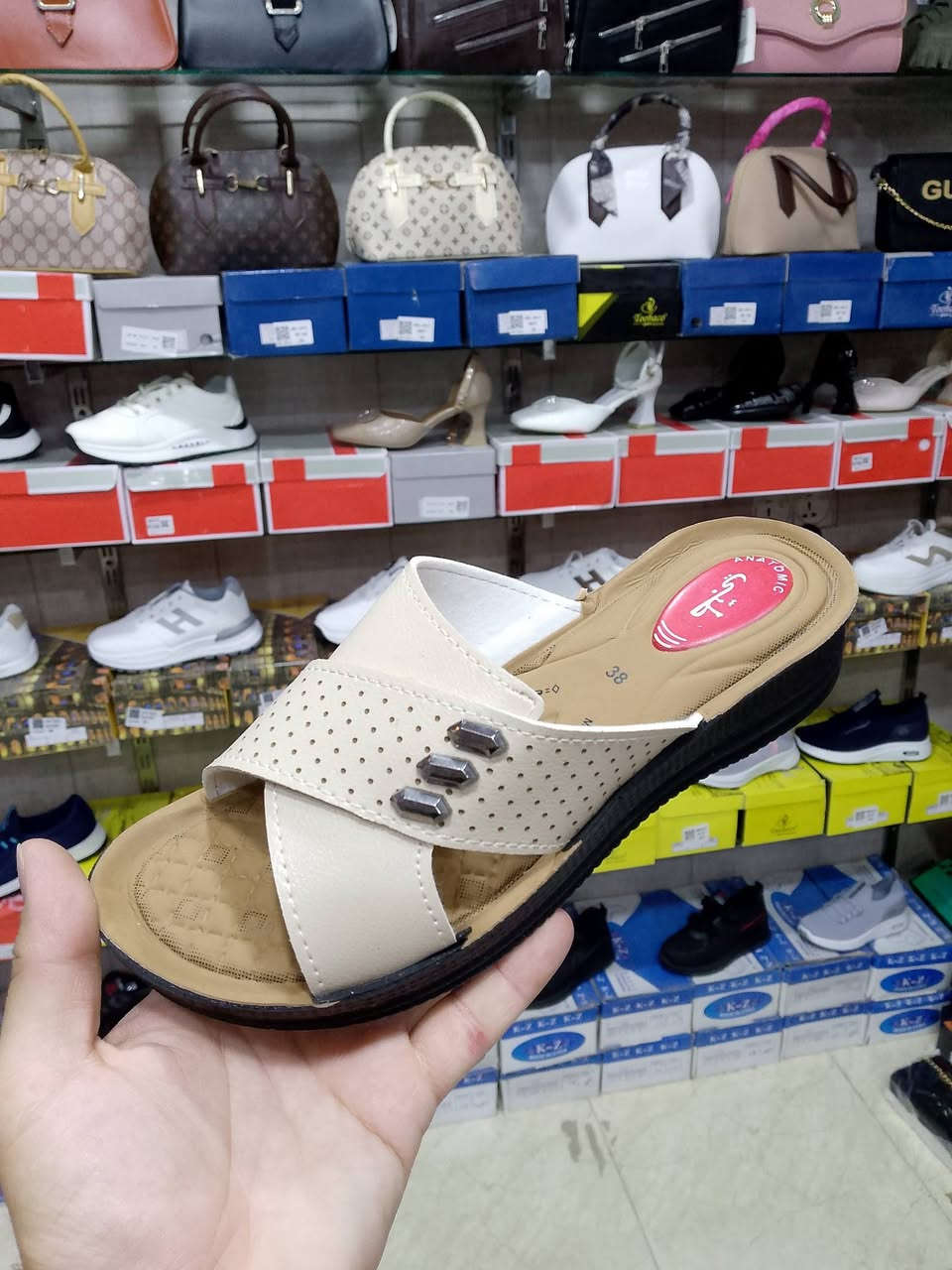 الحمدلله وبفضل الله 🌹 وصول أكثر من موديل جديد داخل معرض اميرتي للحقائب والأحذية 🛍️✨

👡 تشكيلة كبيرة ومتنوعة من الشحاطات:
👨 رجالي
👦 ولادي
👧 بناتي
👩 نسائي
👶 أطفال

🔥 الأسعار من 3 آلاف إلى 5 آلاف فقط
أسعار مناسبة للجميع، وجودة وموديلات ترضي مختلف الأذواق ❤️

✨ أكثر من موديل وشكل ولون
✨ قياسات متنوعة
✨ ومستمرين وياكم بتوفير البضاعة الجديدة بشكل يومي، وما نخليكم محتاجين أي شي إن شاء الله 🙏

📍 العنوان: خانقين – قرب سوبر ماركت فرمان وقرب مدرسة الجرير

🚚 التوصيل داخل خانقين فقط 2000 دينار
📲 للحجز والاستفسار واتساب:
***********

🔥 احجزوا موديلكم قبل نفاد الكمية 🔥
معرض اميرتي للحقائب والأحذية — أسعار نعتادكم عليها وبضاعة مستمرة وياكم ❤️
