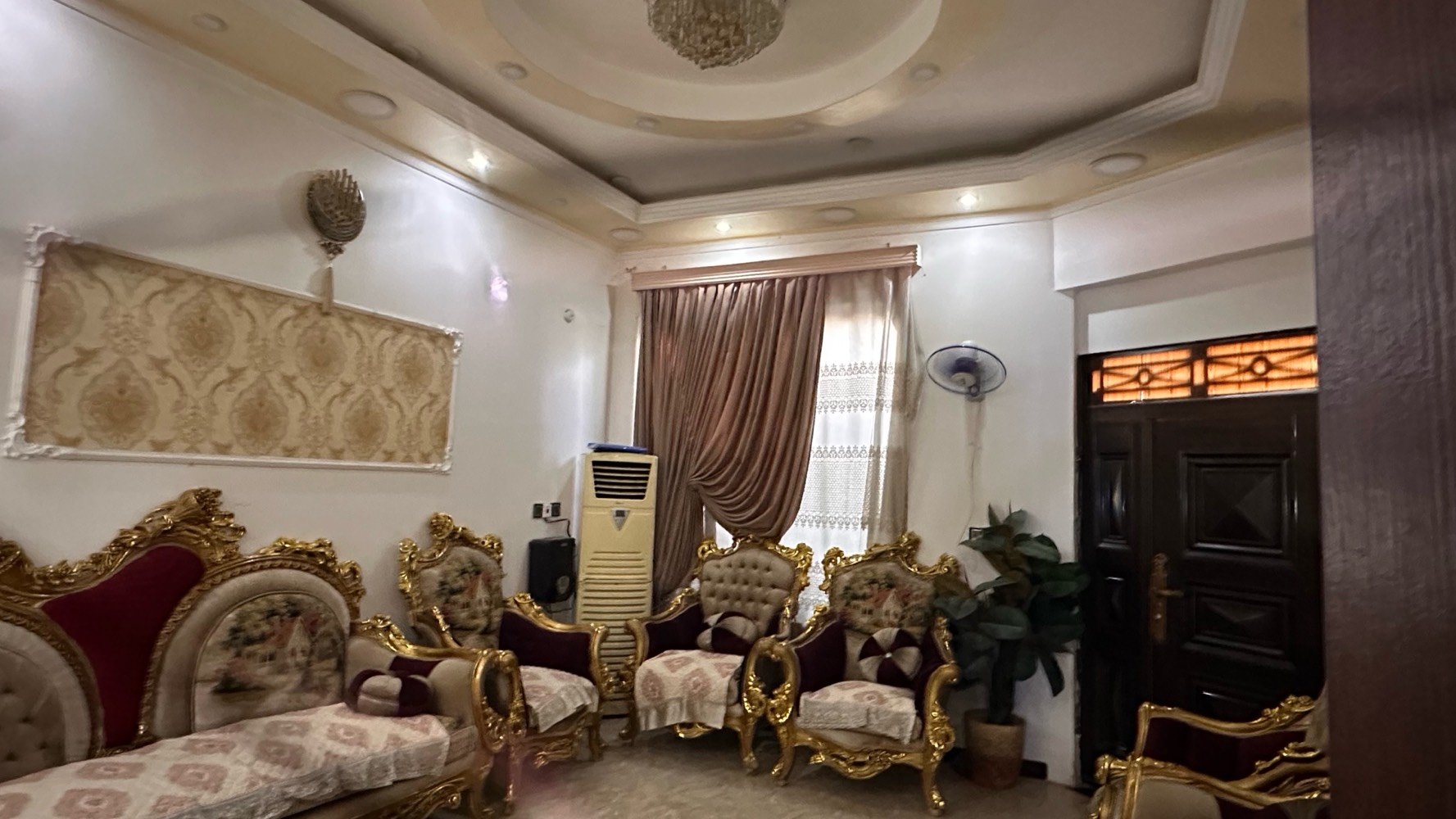 سلام عليكم بيت مساحه 150متر واجه15نزال10 بيت بناء ٢٠٢٠ كامل مكمل من كل النواحي غرفه جوه وحمام وتواليت ومطبخيت حراري ومطبخ ديكور وتواليت خارجيه فوك ثلاث غرف وحمام وتواليت السعر 260 مليون عنوانه ديالى كورنيش ديالى