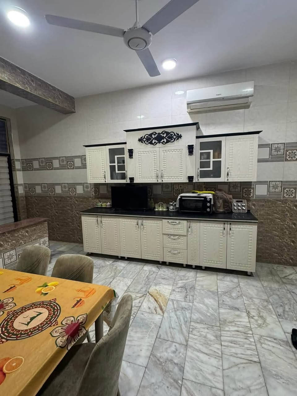 🏡 دار حديثة مؤثثة بالكامل للإيجار – الحلة | حي الصحة

📍 الموقع: حي الصحة، مقابل مارينا
📐 المساحة: 200 م²
🏠 الدار: طابق واحد
✨ حديثة ومؤثثة بالكامل وجاهزة للسكن

🔹 تفاصيل الدار:
• غرفتا نوم
• صالة وهول
• مطبخ
• صحيات عدد 2
• طارمة

🛋️ الأثاث والتجهيزات:
❄️ 4 سبالت موزعة في جميع أنحاء البيت
🛋️ تخم تركي عدد 2
🍽️ كاونتر تركي
🔥 طباخ
❄️ مجمد وثلاجة
🛏️ غرفتا نوم تركية
🪑 صاج وميز طعام
🧺 غسالات
🌀 مراوح
🪟 بردات كاملة

⭐ دار مرتبة ومؤثثة بالكامل، مناسبة للسكن المباشر وفي موقع مميز جدًا.

📩 للاستفسار والتفاصيل أكثر:
📞 اتصال أو مراسلة الصفحة على الأرقام:
📱 ***********
📱 ***********

🏢 زيارة المكتب:
📍 حي الحسين قرب مطعم نابو
أو
📍 الخسروية قرب الشؤون مقابل ثانوية المتنبي ♻️

#موقع_مميز_جدا 🏢
#عقار
#عقارات_العراق
#الحلة
#للايجار
#ترند
#اكسبلور
