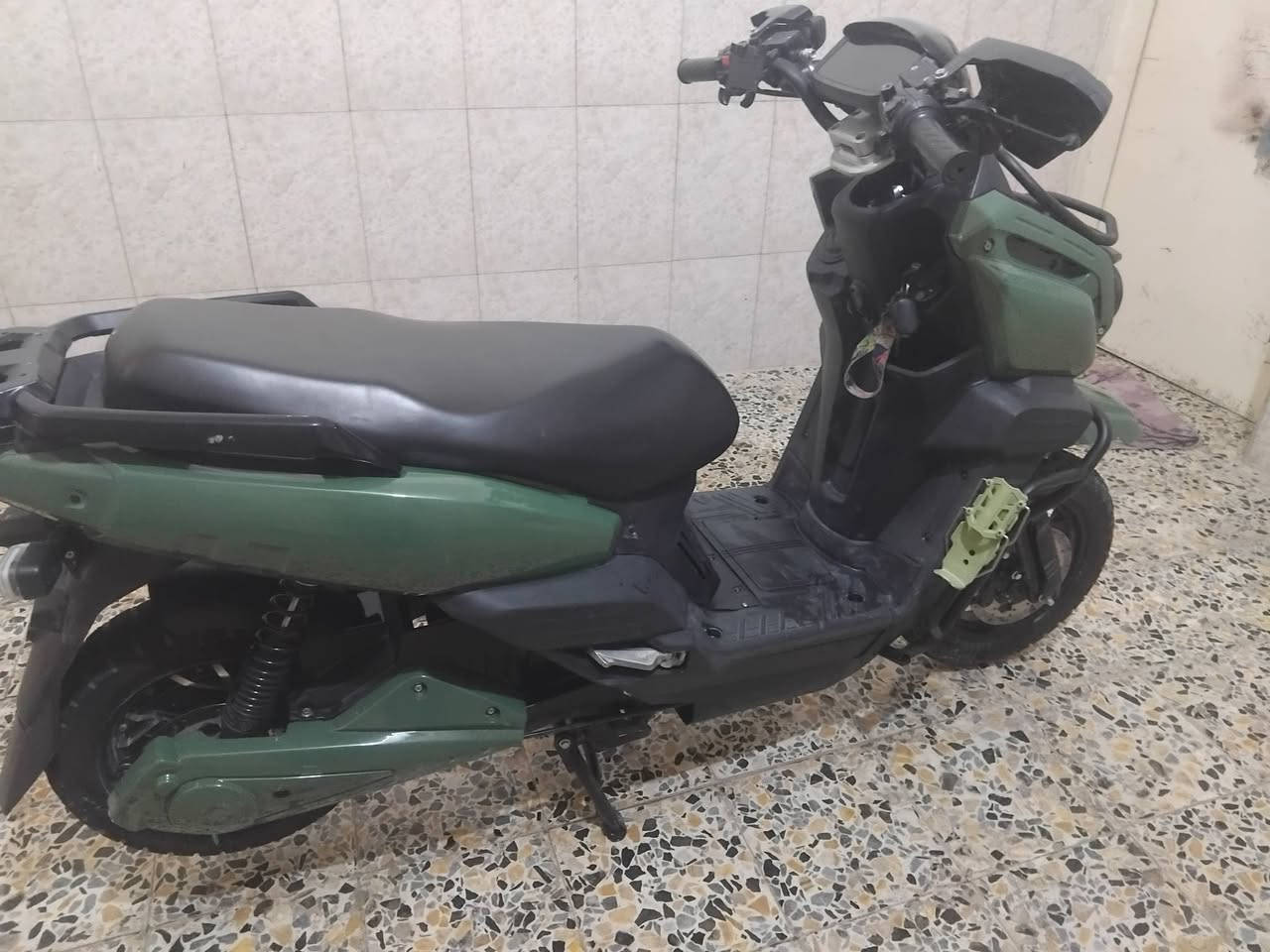 دراجة شحن من نوع اباتشي بطاريه ليثيوم ملف محرك 3400 الدراجه حلوه وجديده سعره بالمعرظ مليونين سعر البيع مليون وربع وبيها مجال قليل مكانها كربلاء معملجي 
رقم الهاتف ***********
