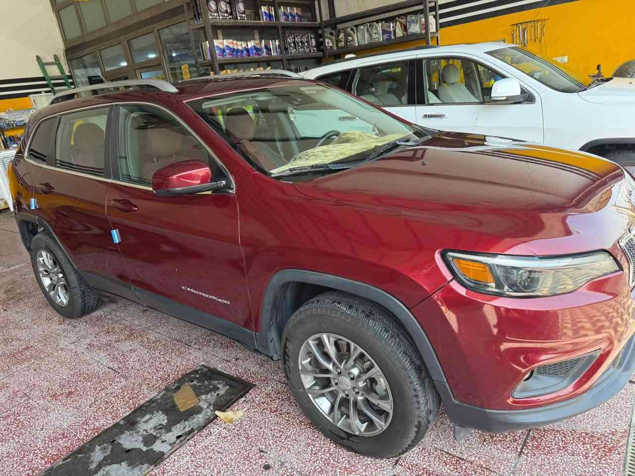 سلام عليكم جيب بزون موديل 2019 السعر 129وبيه مجال بسيط  2400  سبير شرط ما نازل مكينه كير كفاله عله وضع شركه سياره بيجم كبس تحويل مباشر للستفسار *********** النجف, العراق
