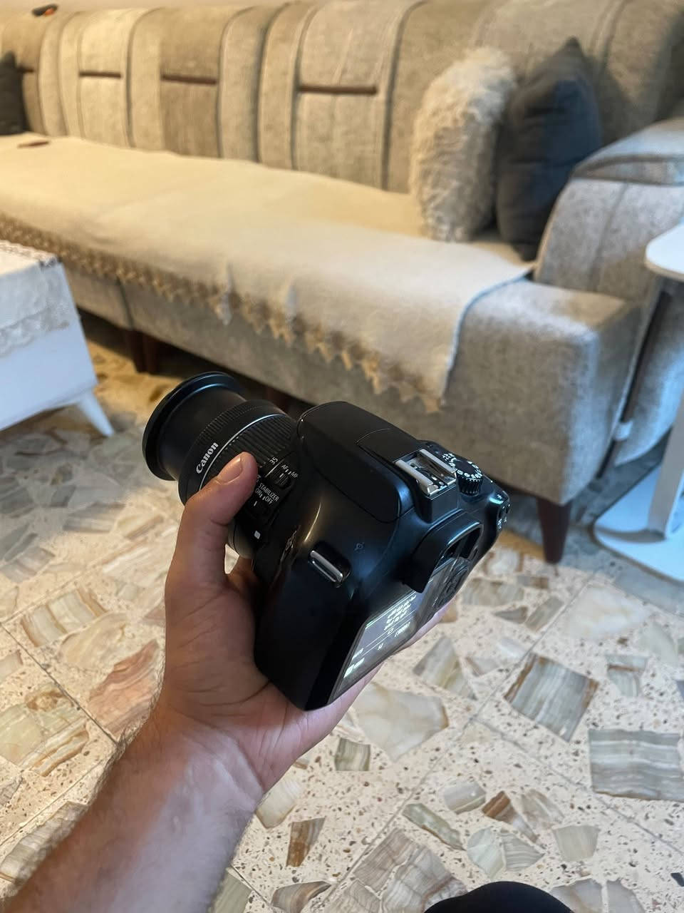 سلام عليكم كامره كانون D4000
المستشعر: APS-C بدقة 18 ميجابكسل.
 المعالج: DIGIC 4+.
 عدسة الكاميرا المرفقة: Canon EF-S 18-55mm f/4-5.6 IS STM (مزودة بمانع اهتزاز ومحرك تركيز هادئ).
 تصوير الفيديو: بدقة Full HD (1080p) حتى 30 إطاراً في الثانية.
 حساسية الضوء (ISO): من 100 إلى 6400 (قابل للتوسعة إلى 12800).
 نظام التركيز (Autofocus): 9 نقاط تركيز تضبط تلقائياً.
 الشاشة: شاشة LCD بحجم 2.7 بوصة ودقة 230 ألف نقطة.
 الاتصال: مزودة بخاصية Wi-Fi لنقل الصور مباشرة إلى الهاتف عن طريق تطبيق Canon Camera Connect.
 سرعة الالتقاط المستمر: 3 صور في الثانية.
 البطارية: LP-E10 تكفي لتصوير نحو 500 صورة بالشحنة الواحدة.
سعر خاص وتساب ***********
