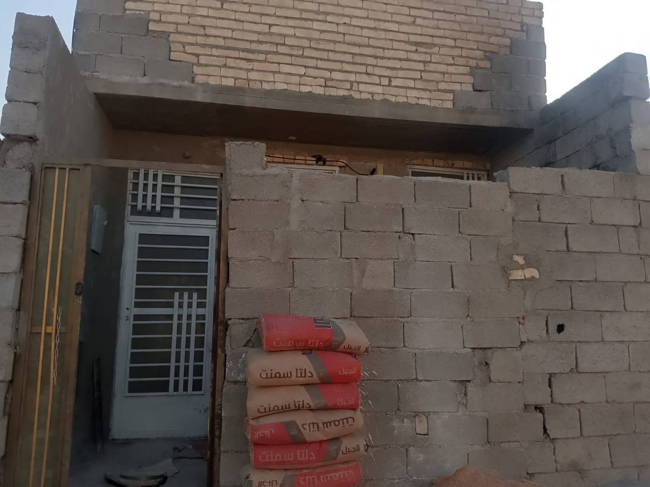 خدمات شارع مقرنص ماء وكهرباء

السعر ٤٧. مليون بي مجال بسيط

المساحه ١٠٠ متر

الخدمات طرمه
استقبال مدخلين
مطبخ كبير  منور
حمام داخلي
غرفه نوم
بيتونه كبيره

بيت جديد
الرضيه رفت
لمجاري
سقف صب مسلح
بيت قيد لعمال
باقي يام قليله يخلص
تستلم مفتاح
لمكان حي البساتين حي صدرين
*********** واتساب
