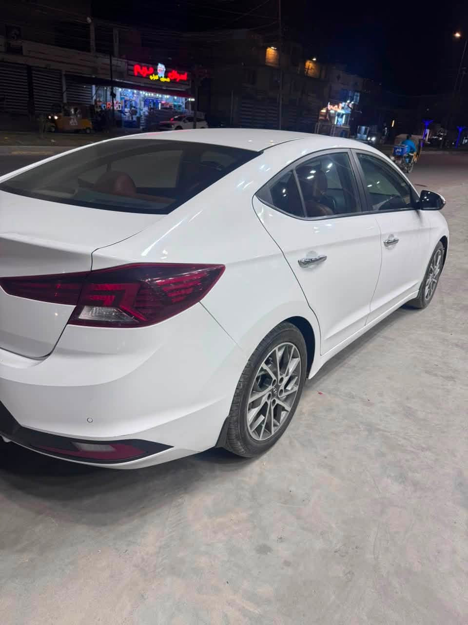السعر ١٤٥
مكاني بغداد حي اور 
                       ***********
 هيونداي النترا   ELANTRA 
 موديل ٢٠١٩        
رقم بغداد دولي نفاذ سنويه ٢٠٢٩
ماشية ١٢٨ كم
   للون ابيض ثلجي
 السيارة مكفوله كفاله عامه ماعدا بارد اصبعين 
حساس  خلفي اصل 
لدنهاري  LED 
انظمت ترحيب
سلايد روف فتحة 
حجم المحرك2000
الجنطه ذكيه 
تبريد امامي و خلفي 
المري قابلة للطي AUTO 
اشاير بلمرايا 
تحكم مقود جهتان 
المودات
الاوامر الصوتية 
شاشة  حجم كبير
 كامره امامي خلفي
كاميرا دوارة 
يدة ابواب نيكل
حساس  خلفي
🅿️‏Led امامي 

‼️السيارة مكفوله كفاله عامه ‼️
ملاحضه بيه بارد  مقدار اصبع بل هلال جاملغ الوره عكس سايق ورصعات خفيفه
