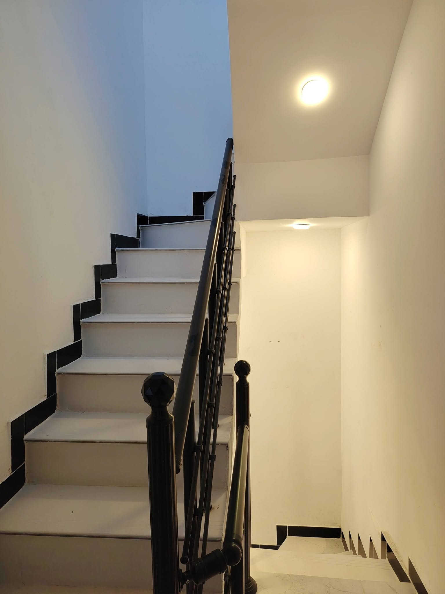 🏡 فرصة مميزة للاستثمار أو السكن
للبيع مشتملين تونات ، كل مشتمل بمساحة 50 متر، ومكوّن من:
🔹 طابقين
🔹 غرفتين نوم
🔹 استقبال
🔹 مطبخ
🔹 حمامين
🔹 بيتونة
🔹 شغل درجة أولى
🔹 بوب قاصة تركي
🔹 شبابيك ألمنيوم
💰 سعر المشتمل الواحد: 86 مليون دينار
💵 البيع نقداً فقط
📍 العنوان: بغداد – الدورة – البوعيثة – مجمع السلطان الأول – شارع الفلل
✅ خدمات متكاملة
💧 ماء
⚡ كهرباء
🛣️ تبليط
🏫 مدارس وخدمات قريبة
📞 للاستفسار: ***********
📱 متوفر واتساب
مناسبة جداً للسكن أو الاستثمار، وموقع مميز داخل المجمع.
