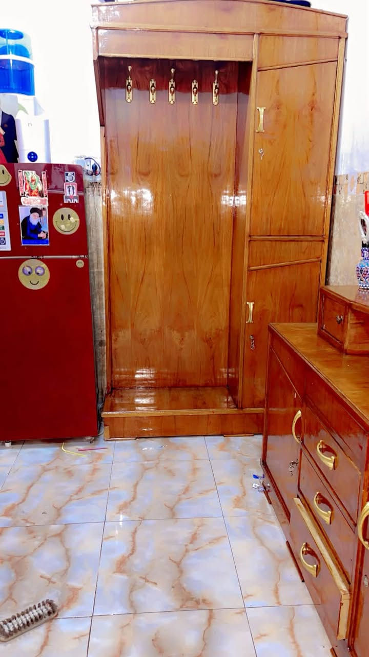 ‏سلام عليكم غرف  للبيع واحدة نجارة واحدة سوكية اثنينهم الله شاهد جددالنجاره سعرها مليون 
والسوكية سعرها ٨٥٠ والشراي بي خير ويدلل 
لعنده موبايل زين أو دراجة نضيفه أراوس عادي بوحده 
للاستفسار الاتصال
أو الخاص موجود/*********** مكاني كوت داموك ￼

