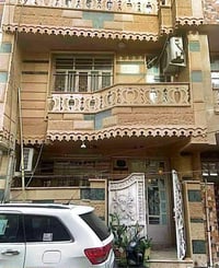 بيت ٥٤ م واجهة ٥،٥ م نزال ١٠م تقريبا ثلاث طوابق وبيتونه ومخزن بنل سندو...