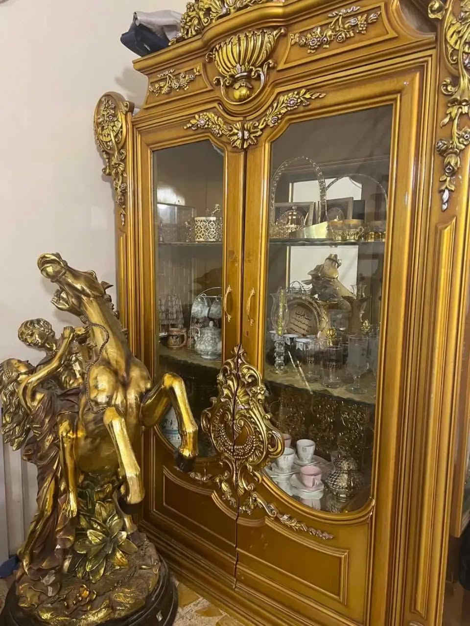 السلام عليكم ميز طعام وفاترينه وقنصل مستعملات للبيع بسعر مناسب والغراض خشب زان مصري ديماطي للاستفسار خاص مفتوح والرقم ***********
