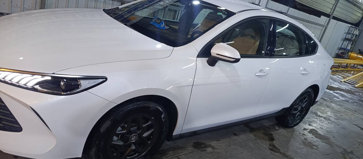 السلام عليكم ورحمه الله
BYD Qin Plus  2025
ممشى 16000كم 
  داخل أبيض 
حجم المحرك 1500
 حساسات وكاميرا خلفية – مثبت سرعة – مقاعد جلد 
اوتو ستوب
حساس خلفي 
اوتو هولد AUTO HOLD 
هند بريك بصمه 
تشغيل السياره بصمه مع
 كارت دخول ذكي
مقاعد جلد 
لايت زينون 
لد نهاري LED
بك لايتLED
3انضمة للقيادة 
مانع تزحلق
مثبت سرعه  Cruise 
شغيل عن بعد 
شاشة ذكية
 خزان 65لتر   اتمشيك 2100 كم
السياره كفاله استخدام شخصي السعر 20500دينار 

***********
