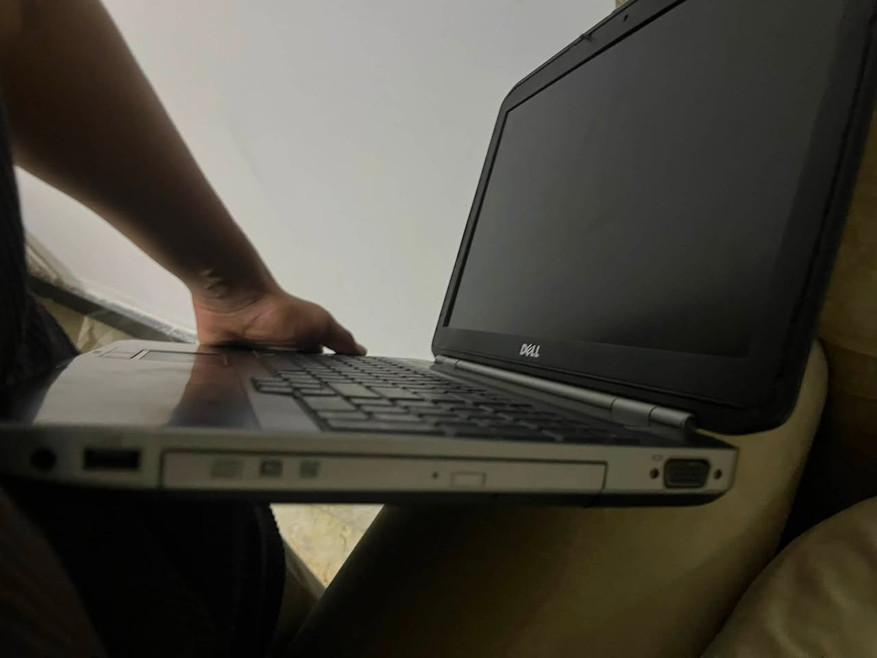 لابتوب ديل مكسوره شاشة فقط الرام 6 كيكا الهارد  HDD 320 شاحنته الاصليه موجوده وياه ترهم مرواس مكاني ميسان السعر 110 الف وبيه مجال الاستفسار والاتصال ***********
