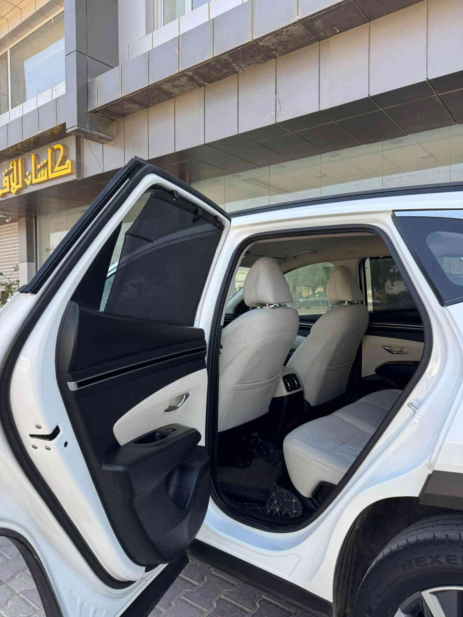 تحيه طيبه……
للبيع هونداي توسان موديل 2023 خليجي 
ماشيه 73 الف كيلو متر 
رقم اربيل سنويه ورقم كله جديد 
مواصفات فول عدا البانوراما فقط 
سياره جديده بمعنى الكلمه وكلشي بيها على وضع الشركه 
ومكفوله كفاله عامه ماعدا 3 اصابع بارد بالجاملغ الخلفي بيها فقط 
مكان السياره ديالى خانقين 
للاستفسار ***********

