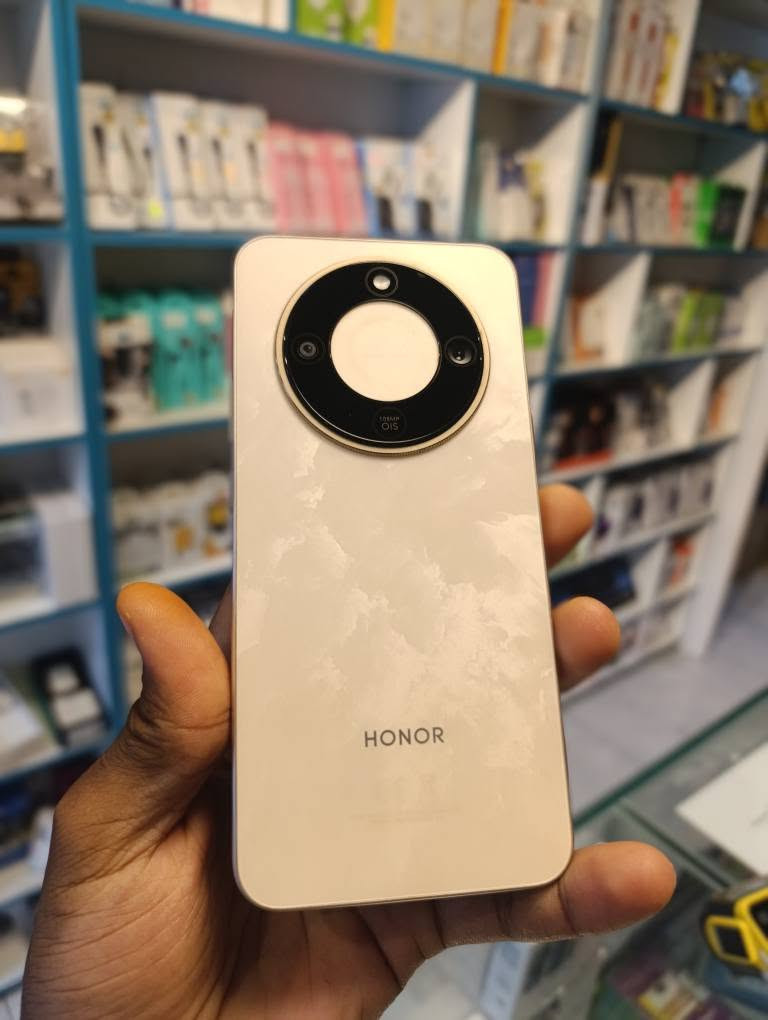 HONOR X9D سلام عليكم
جهاز نضيف 95/100

بدون شاحنه  فقط كارتونه 

ذاكره256+12

ما عندي توصيل 

سعره380الف

رقم للتواصل*********** كربلاء, العراق

نص مكتوب في الصور:
- حول الهاتف
- اسم الجهاز
- HONOR X9d
- المعالج المركزي
- Snapdragon 6 Gen 4
- ذاكرة الوصول العشوائي
- ١٢ غيغابايت
- ١٢+ غيغابايت Honor RAM Turbo
- بطارية السيليكون والكربون
- mAh 8300
- شاشة بتقنية حماية البصر من
- Honor
- ٢٦٤٠ X ١٢٠٠
- وحدة التخزين الداخلية
- المساحة الفارغة ٢٢٣,٢٣ غيغابايت
- الإجمالي ٢٥٦ غيغابايت
- الموديل
- MTN-NX1
- رقم الإصدار
- 10.0.0.190(C185E10R103P1H1)
- GPU Turbo
- إصدار MagicOS
- 10.0
- إصدار الأندرويد
- 16
- منصة محرك الأداء
- محرك Turbo X