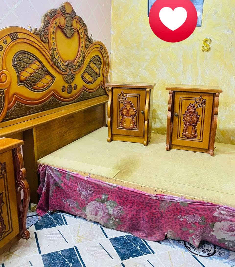 غرفه اخشاب • نظيفه • بدون كسور