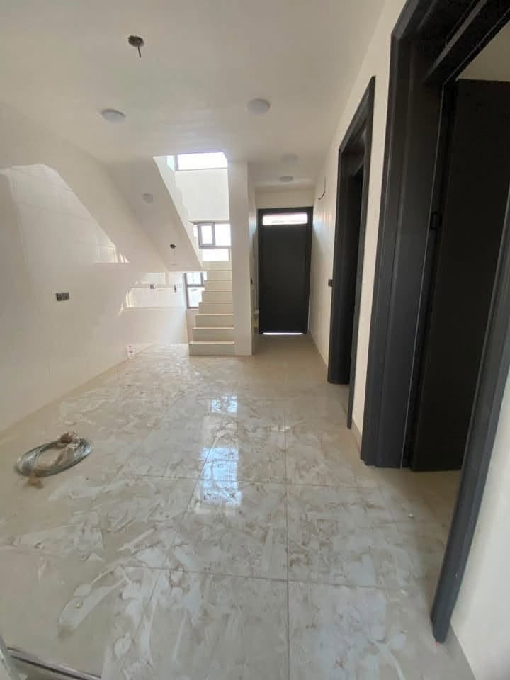 شقه لإيجار طابق ثاني (2)غرف نوم 🛌 +ستقبال+مطبخ+خدمات 📍العنوان بعد الدوره البوعيثه مجمع السلام قريب السيطره الشقه زيرو ما مسكونه الاستفسار ***********
