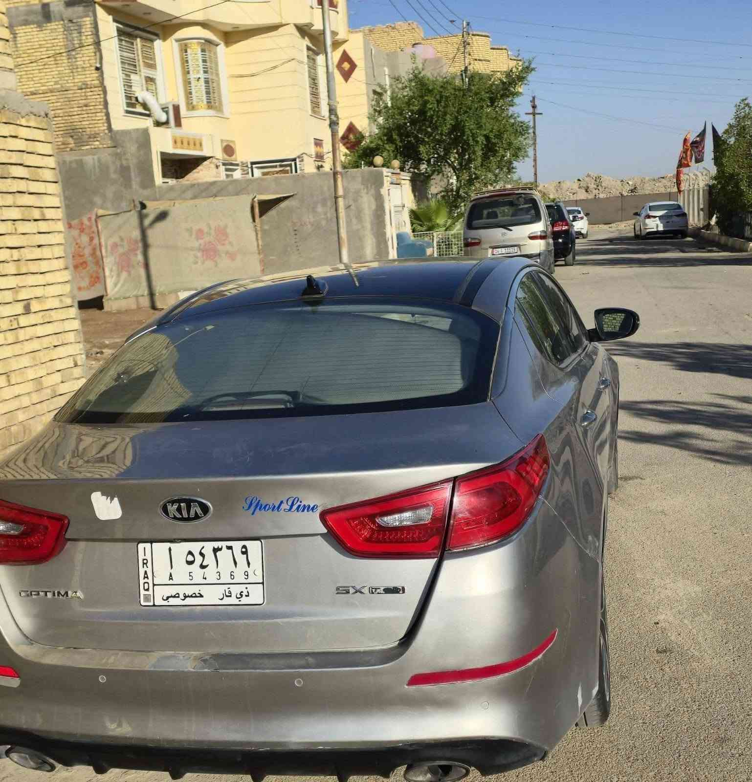 كيا اوبتما 2015 فول مواصفات مكلف بانشر ماعرف اي معلومه تصل

المحرك: 4 أسطوانات سعة 2.4 لتر
القوة الحصانية: 192 حصاناً
عزم الدوران: 245 نيوتن.متر
ناقل الحركة: أوتوماتيكي بـ 6 سرعات (مع إمكانية التبديل اليدوي من المقود Paddle Shifters)
نظام الدفع: أمامي (FWD)
استهلاك الوقود: تستهلك لترًا واحدًا لكل 12.3 إلى 12.5 كم تقريبًا
 تايرات رياضية من الألمنيوم بقياس 18 إنش
السقف: فتحة سقف بانورامية واسعة
المرايا: قابلة للطي كهربائياً مع إشارات انعطاف مدمجة
المقاعد: جلد فاخر، مع دعم خاصية التدفئة والتبريد للمقاعد الأمامية
مقعد السائق: كهربائي التحكم بالكامل مع ذاكرة لحفظ الوضعيات
المقود: متعدد الوظائف مغطى بالجلد، قابل للتعديل (تلسكوبي)
المكيف: أوتوماتيكي ثنائي المنطقة (Dual-zone Climate Control) مع فتحات تهوية للمقاعد الخلفية
الدخول والتشغيل: بصمة ذكية، مع تشغيل المحرك بزر (Push Start)
الشاشة: نظام ترفيهي بشاشة تعمل باللمس قياس 8 إنش مزودة بنظام ملاحة (GPS)
النظام الصوتي: نظام صوتي فاخر من ماركة Infinity
الاتصال: بلوتوث، مداخل (USB/AUX)
الوسائد الهوائية: وسائد هوائية أمامية وجانبية وستائرية للحماية الكاملة
نظام الفرامل: مانع للانزلاق (ABS)، وتوزيع قوة الفرامل إلكترونياً (EBD)
الثبات: نظام الثبات الإلكتروني (ESP) والتحكم في الجر (TCS)
المساعدة على الركن: حساسات أمامية وخلفية مع كاميرا للرجوع إلى الخلف
مراقبة النقاط العمياء (BSM): نظام تنبيه السائق بالسيارات في المناطق غير المرئية
السيارة جاهزة گير ومحرك وحدادية
وارد امريكي ضربتهة الجاملغ الايمن ومقدمة البنيد 
***********
مكاني الناصرية
