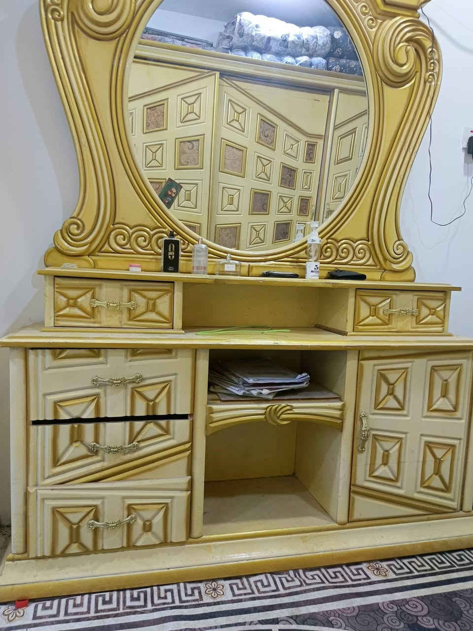 غرفه نوم للبيع اخشاب عراقي اصلي باب كنتور  سلايت الغرفه بيها اضرار بس باب عوزه سجه  السعر 750,000الف  العنوان بغداد مدينة الصدر قطاع 33
***********
