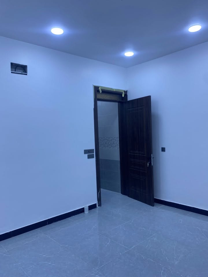 السلام عليكم بيت للبيع المساحه ٣٠٠ متر بناء ١٠٠ والباقي حديقه منزليه طابق واحد البيت جديد ومؤثث يعني ينباع مع الأثاث والبناء درجه ممتازه من كهربائيات وصحيات درجه اولى والواجهه طلس الموقع بيت بنيه فرع ٣٣ على اليسار السعر مناسب ١٧٠ وبي مجال للاستفسار الاتصال على الرقم ***********
