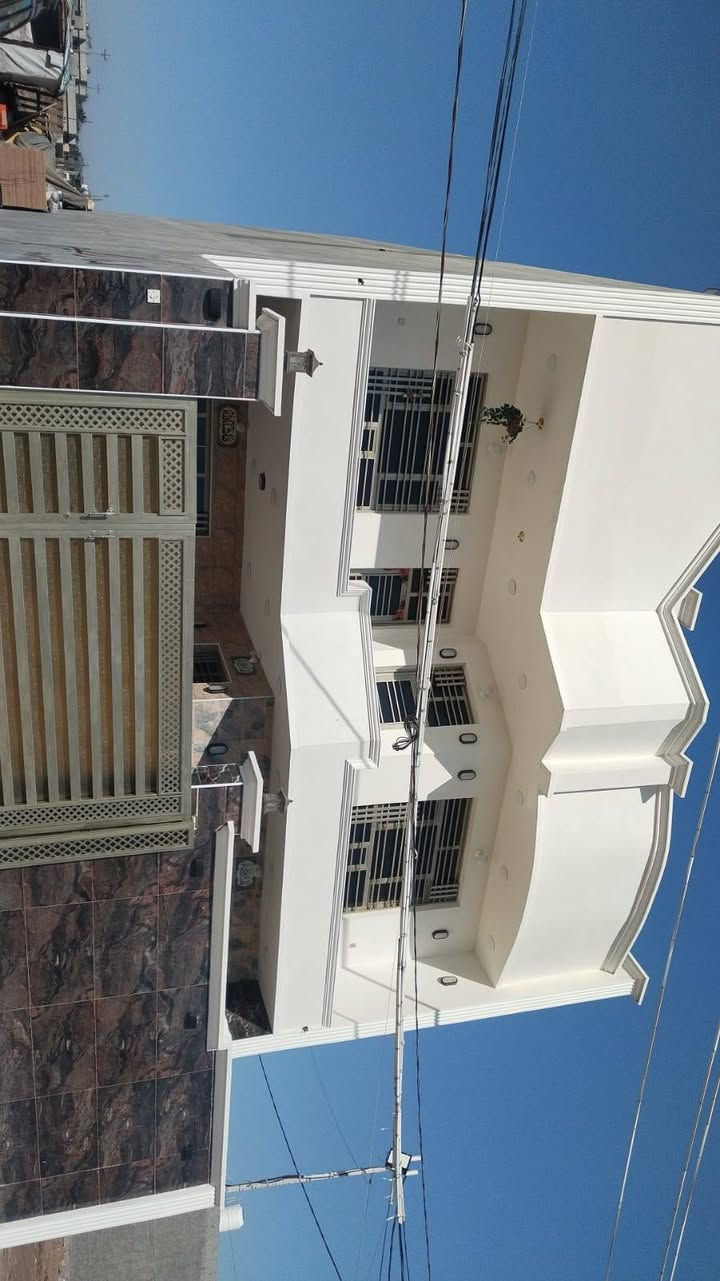 بيت للبيع خلف محطه وقود سفينه النجاة بيت اجعاري المساحه 200متر تفاصيل اكثر اتصال ***********

