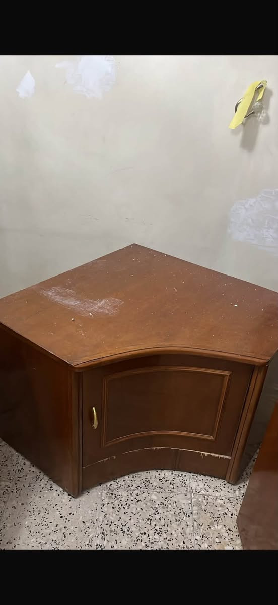 السلام عليكم عندي غرفة نوم للبيع مكاني حي الجامعة رايدتها 500
جرباية نفرين وكومديات عدد 2 
كنتور 6 باب مع ملحق 
ميز زاوية وسطي 
ميز تواليت 
تعبانة زاوية 
الاتصال ***********
