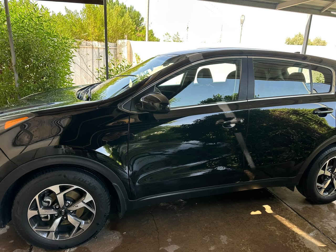 🚗 كيا سبورتج - وارد أمريكي 🚗
المواصفات والتفاصيل:
 النوع: كيا سبورتج (Kia Sportage).  
 اللون: أسود ملكي نظيف جداً.  
 المسافة المقطوعة: 93 ألف ميل.
 المواصفات: وارد أمريكي.
 الرقيم: أربيل (أرقام إقليم كردستان).  
 الحادث: بسيط جداً (قبق جنطة فقط) وباقي السيارة بشرط النظافة.  
 الداخلية: دواخل مخمل أسود بحالة ممتازة ونظيفة جداً.  
 السعر: 155 ورقة ($15,500) وبها مجال بسيط للجادين.
📞 للتواصل والاستفسار: ***********
