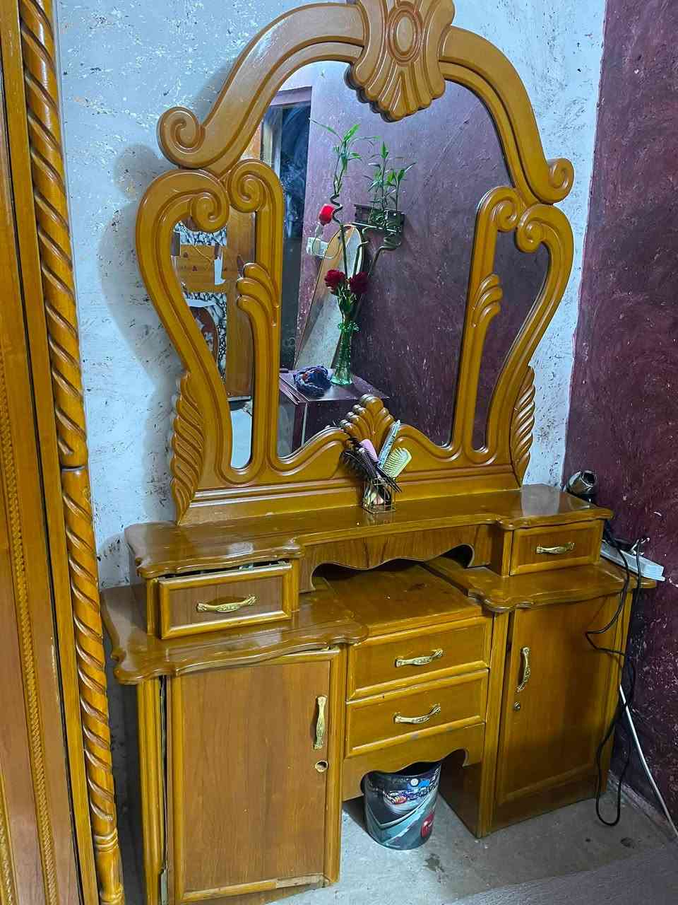 السلام عليكم غرفه للبيع  خشب قفل ٣٥٠ مكان بغداذ رقم ***********
