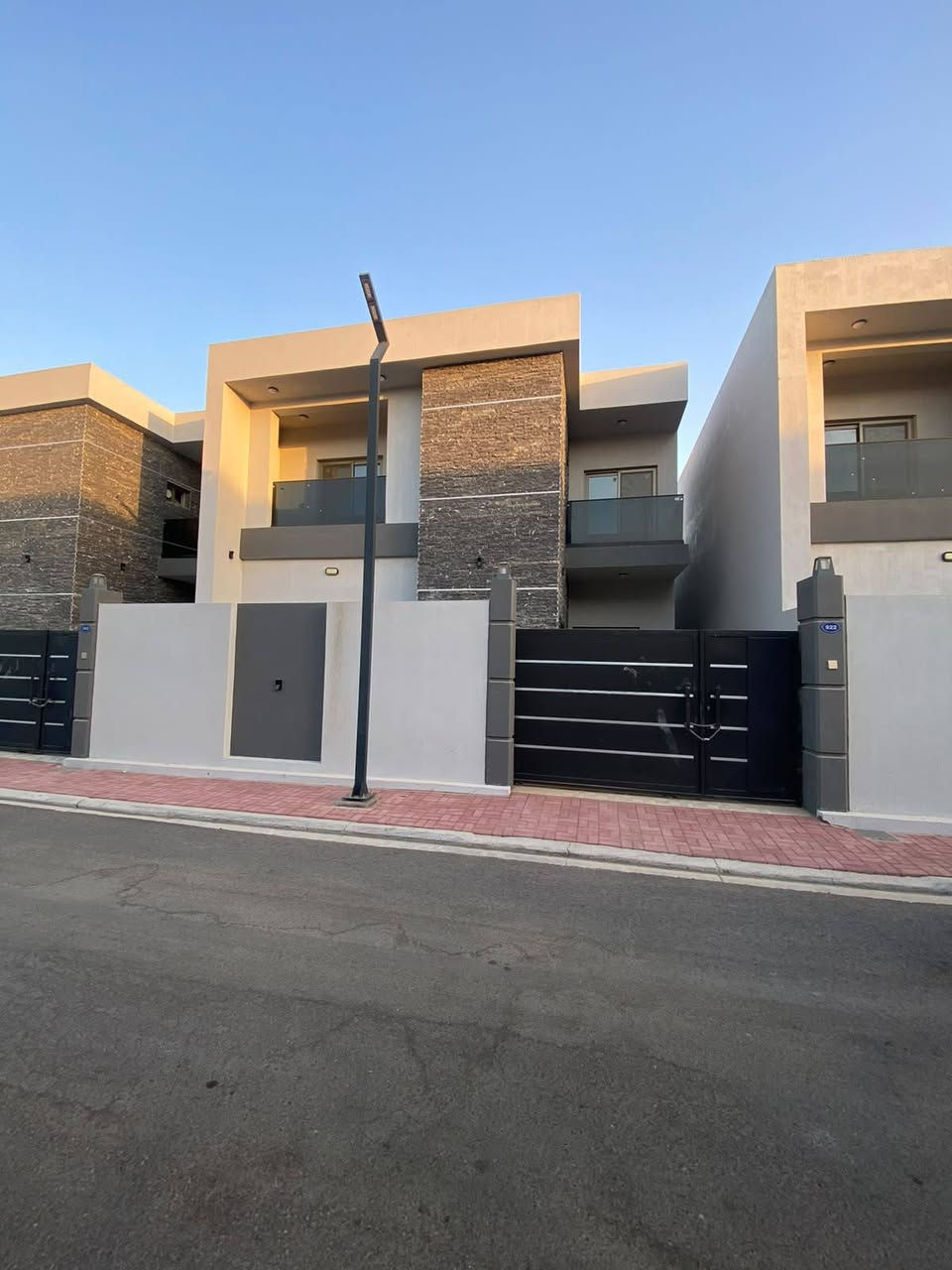 السلام عليكم يوجد لدينا البيت طابقين  
البيع. 
مجمع عمر الراوي مرحلة ثانيه خلف جامعه الانبار 

مساحه ٢٠٠
صاله الهول حمام 
و مطبخ و  غرفه نوم٤
كراج

سعره ١٦٥مليون قابل للتفاوض 

للمزيد من التفاصيل يمكنكم زيارة مكتبناا مكتب العين العقار ع شارع 40 مدخل الصوفيه الثانية 

او الاتصال على الارقام 

***********
***********
***********
