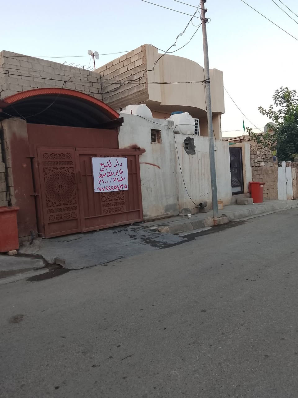 دار للبيع طابو ملك صرف موقع بهرز دواسرمقابل بيت الدفاعي اول بيت مساحه 100متر طابقين يحتوي الاول غرفه ومطبخ واستقبال وصحيات وكراج سياره والثاني غرفه وصحيات مع بيتونه سطح استفسار***********

