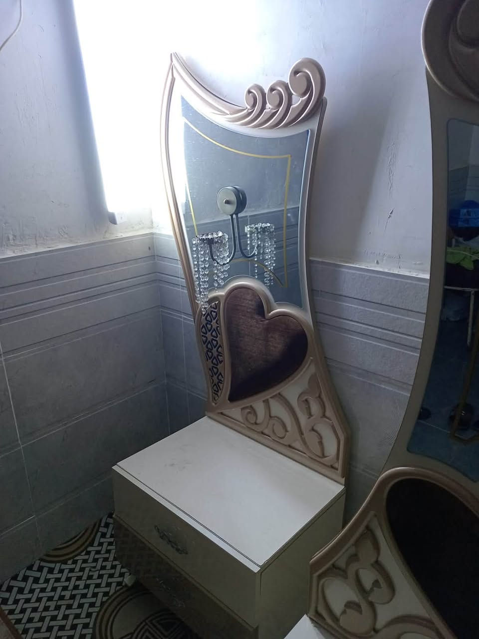 السلام عليكم غرفه للبيع سعرها ٣٥٠ وبيها مجال بسيط العنوان حي العامل  ***********
