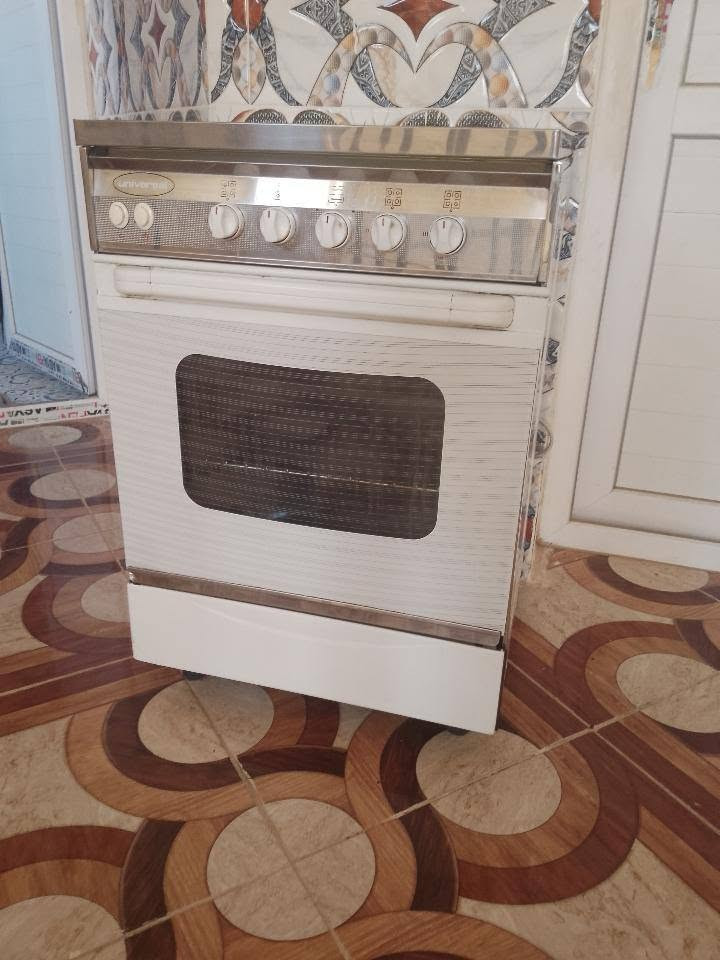 للبيع طباخ نضيف ناره كلش زينه والفرن شغال بسعر 150

