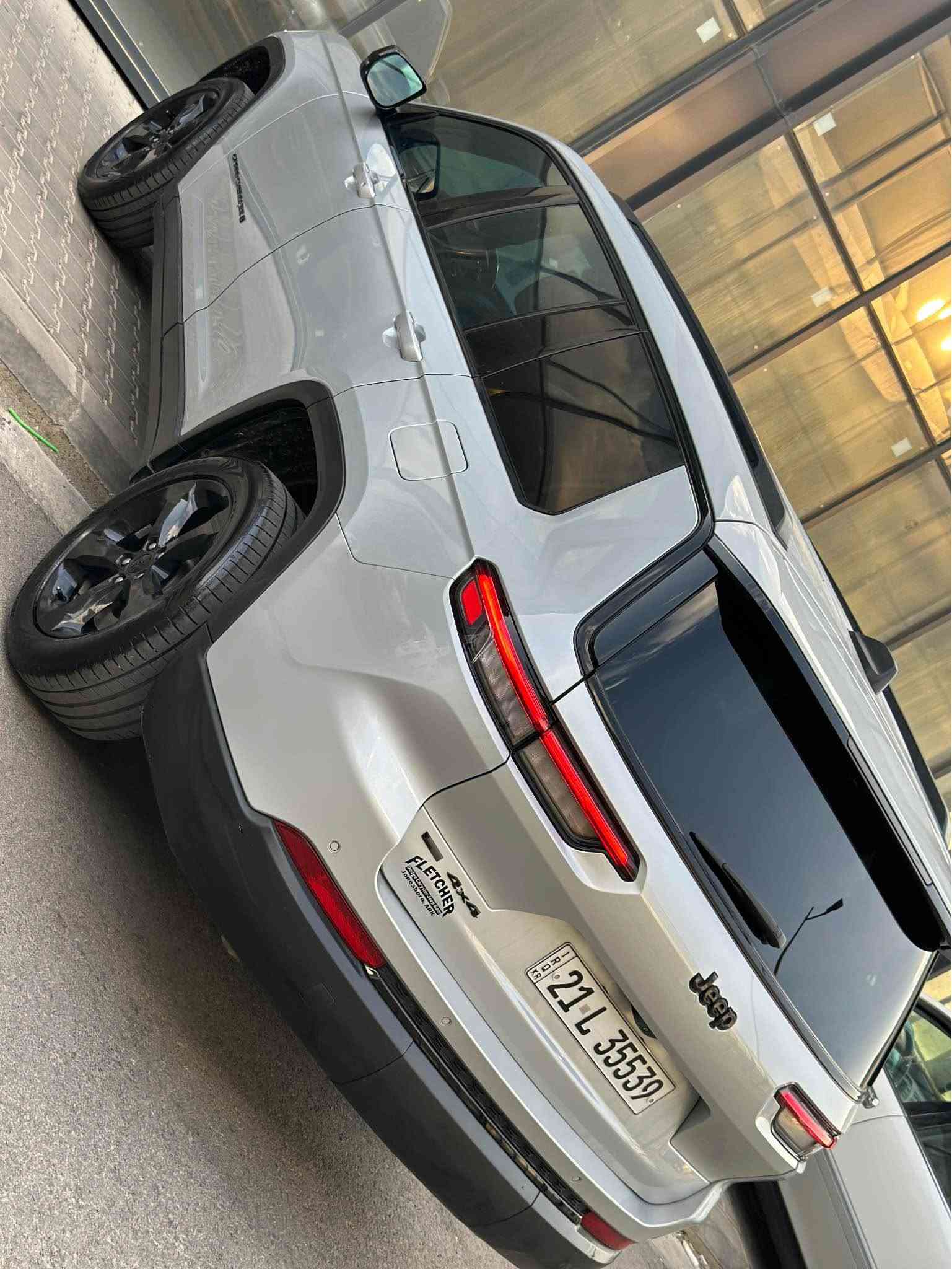 Jeep Laredo 2022 L black top 
بۆنیتی بۆیاخه‌ له‌گه‌ڵ بستی چاملغی بی ئیرباگ بی شانسی هه‌موو به‌شه‌رت 
مواسه‌فاتی بلاك تۆپ به‌س سڵاید نیه‌ 
٤ تایه‌ی لۆكی دانلوبی له‌سه‌ره‌ 
٦٩,٠٠٠هه‌زار میل ڕۆشتووه‌ 
گێر و مه‌كینه‌ به‌شه‌رت 
دیناری مه‌سره‌فی تیا نیه‌ 
سه‌نه‌وی تازه‌ به‌ ناوی خۆمانه‌وه‌یه‌ 
سعری ٢٥٥ و مه‌عامه‌له‌ 
*********** السليمانية, العراق
