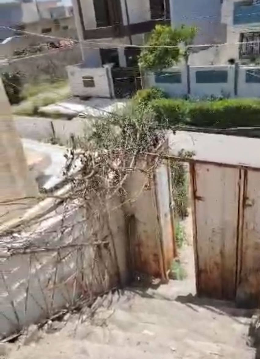 شقة طابق ثاني معزول درج خارجي 
غرفتين نوم وهول ومطبخ واستقبال وصحيات 
الإيجار 175
حي الميثاق خلف جامع الرقيب 
للاستفسار 📞 ***********
