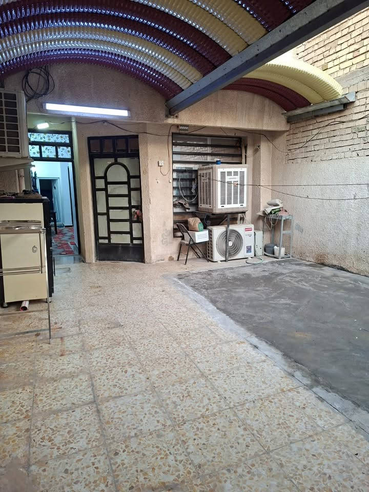 السلام عليكم
بيت للبيع الزعفرانية الاربع شوارع 

كاع حجي جعفر فرع ازياء عبودي 

يبعد 10 بيوت عن الطابو 

مساحة البيت 100 بالسند واقع حال 110 

واجهة 5 يتكون من طرمة جبيرة واستقبال وصاله ومطبخ مع حمام 

وغرفتين 

بناء ممتاز  مجاري تبليط بالباب  شتايكر السطح 

بيت جاهز كامل 

للاستفسار الاتصال عل الرقم لا تراسلني شراي خابر 

***********
