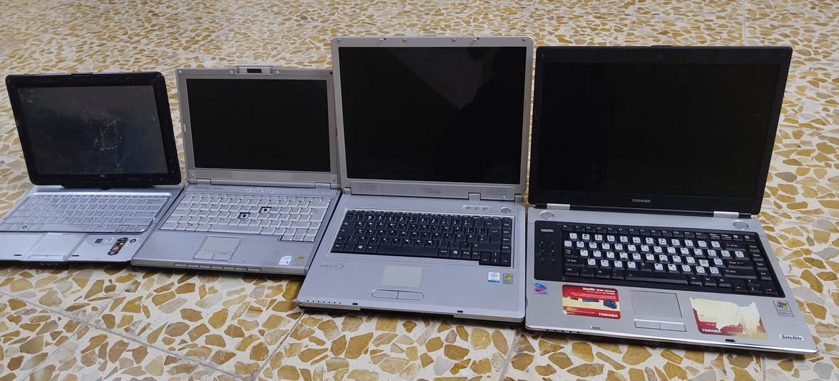 4قطع لابتوب 2كبار و2صغار بدون هارت وما اعرف كلشي عنهم ما عندي شاحنتات عليهم السعر الواحد 20قفل واذا شلع بيهم مجال بصيط ***********
