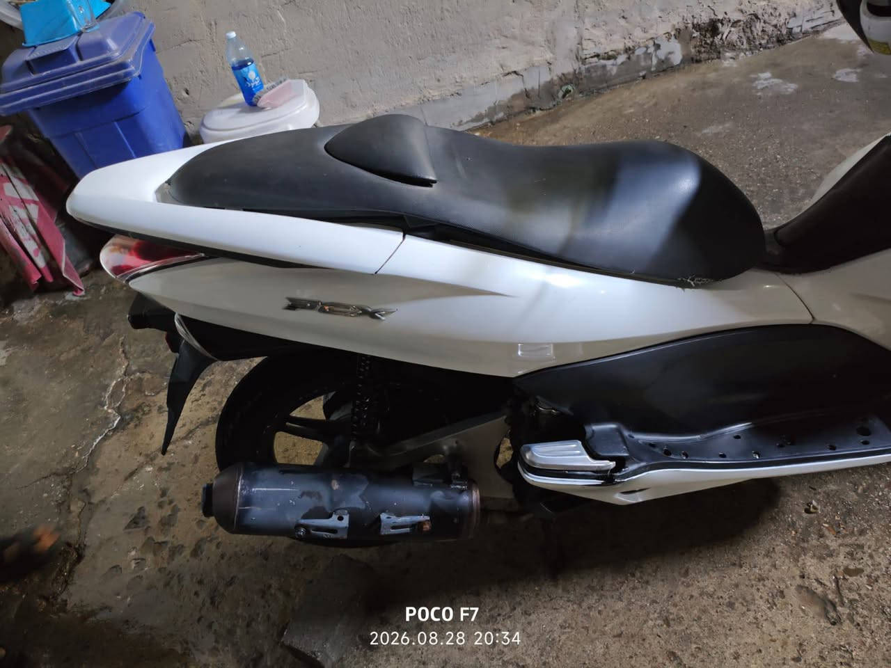 Pcx جيل اول ياباني للبيع
مكينة 125 ما مفتوحة 
كفرات بلادي
كهربائيات شغالة 
ماشية 46 
السعر  ( 750 ) وبيها مجال 
بغداد مدينة الصدر  ***********
