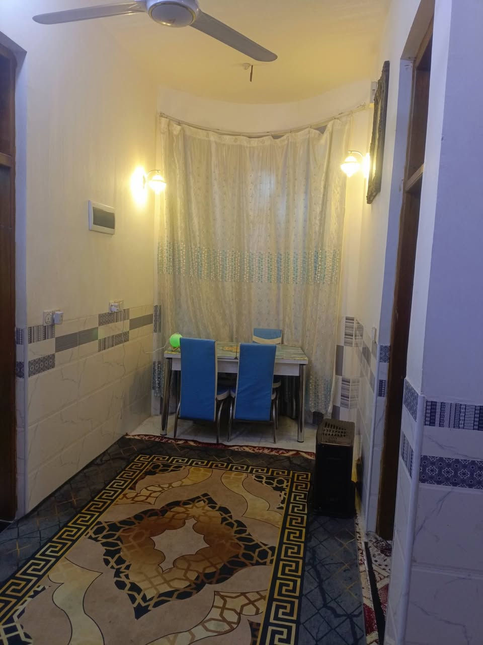 بيت للبيع الحر الصغير فرع اسواق السلطان مساحة ١٠٠متر مربع يتكون من غرفة وصاله وستقبال ومطبخ وصحيات داخليه وخارجيه ومنور بناء درجه اولى سند ٢٥المكاتبه مع صاحب الدار خدمات كامله ماء ومجاري وكهرباء ونت ضوئي السعر ٧٥قابل للتفاوض عرض الشارع ٧متر ونص للاستفسار 
***********  /  ***********
