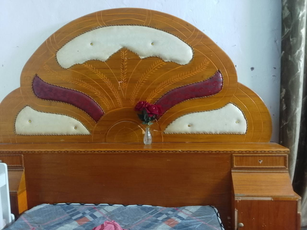 السلام عليكم غرفه للبيع بيه ضربات الكنتور ست بيبان سعرها ٣٥٠وبيها مجال ان شاءلله *********** وهاذه رقمي
