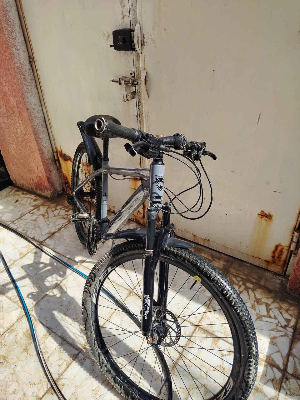 🚲 للبيع بايسكل جبلي رياضي بحالة ممتازة 🚲

للبيع بايسكل جبلي ستايل رياضي وشكل مرتب، مناسب للرياضة والمشاوير والاستخدام اليومي، ومجهز بمواصفات ممتازة.

✨ المواصفات:
✅ هيكل رياضي قوي ومتين
✅ مساعد أمامي لامتصاص الصدمات
✅ ديسك بريك أمامي
✅ سرعات متعددة
✅ تايرات عريضة مناسبة للشارع والطرق المختلفة
✅ رفرف أمامي وخلفي
✅ مقعد رياضي مريح
✅ شكل أنيق بلون رمادي وأسود

📌 الحالة: مستعمل ونظيف وحسب الصور
🔍 المعاينة خير دليل

💰 السعر المطلوب: 150 ألف دينار عراقي وقابل للتفاوض للجادين

📩 للمهتمين يرجى التواصل على الخاص.

بايسكل مرتب وجاهز للاستخدام، فرصة للي يريد بايسكل رياضي بسعر مناسب 🚲🔥
للاستفسار والتواصل ***********
الاستفسار والتوصل***********
