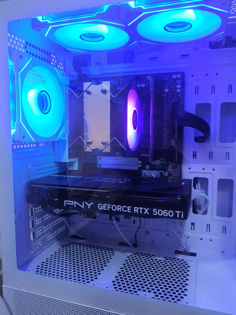 السلام عليكم  Pc للبيع
المعالج AMD Ryzen 5 7500F
كرت الشاشة RTX 5060Ti 8G
المذربورد B650 Gaming WiFi DDR5
الرام 16G DDR5 6800MHz
الهاد M.2 512 G Gen4
البور سبلاي 750 Bronze 80 +
السعر 1300 قفل لا تدخل تعامل 
مكاني بغداد ماعندي توصيل 
واتساب ***********
