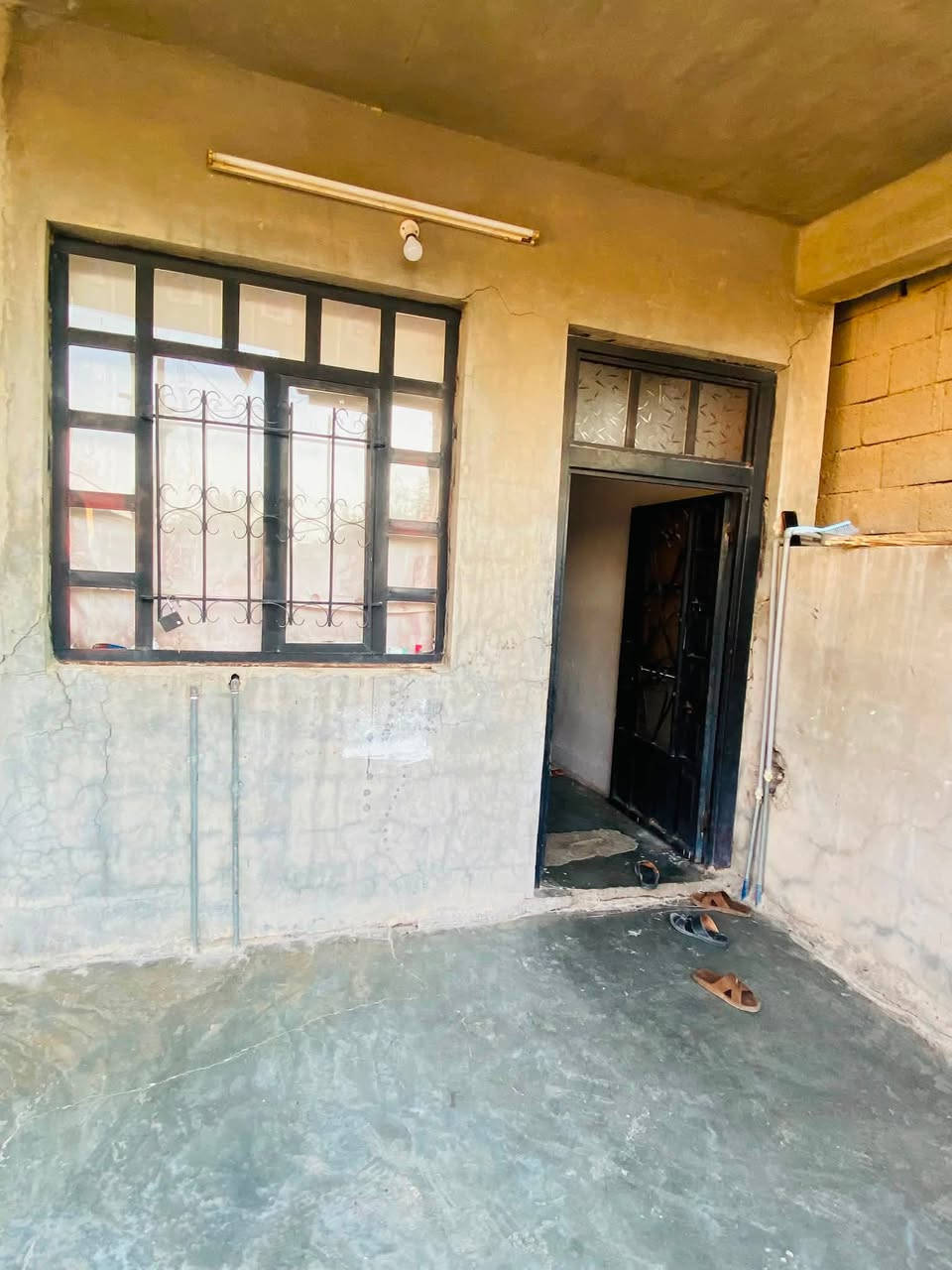 بيت📐 160م طابو ملك صرف📍العلم_حي الجمعية الاولى بسعر 46 مليون بي مجال
تفاصيل البيت : 
غرفتين نوم 
صالة وسطية 
مطبخ 
مساحة حديقه
البيت مسيج بالكامل 
مكان هادئ وحيوي 
للأستفسار ***********
