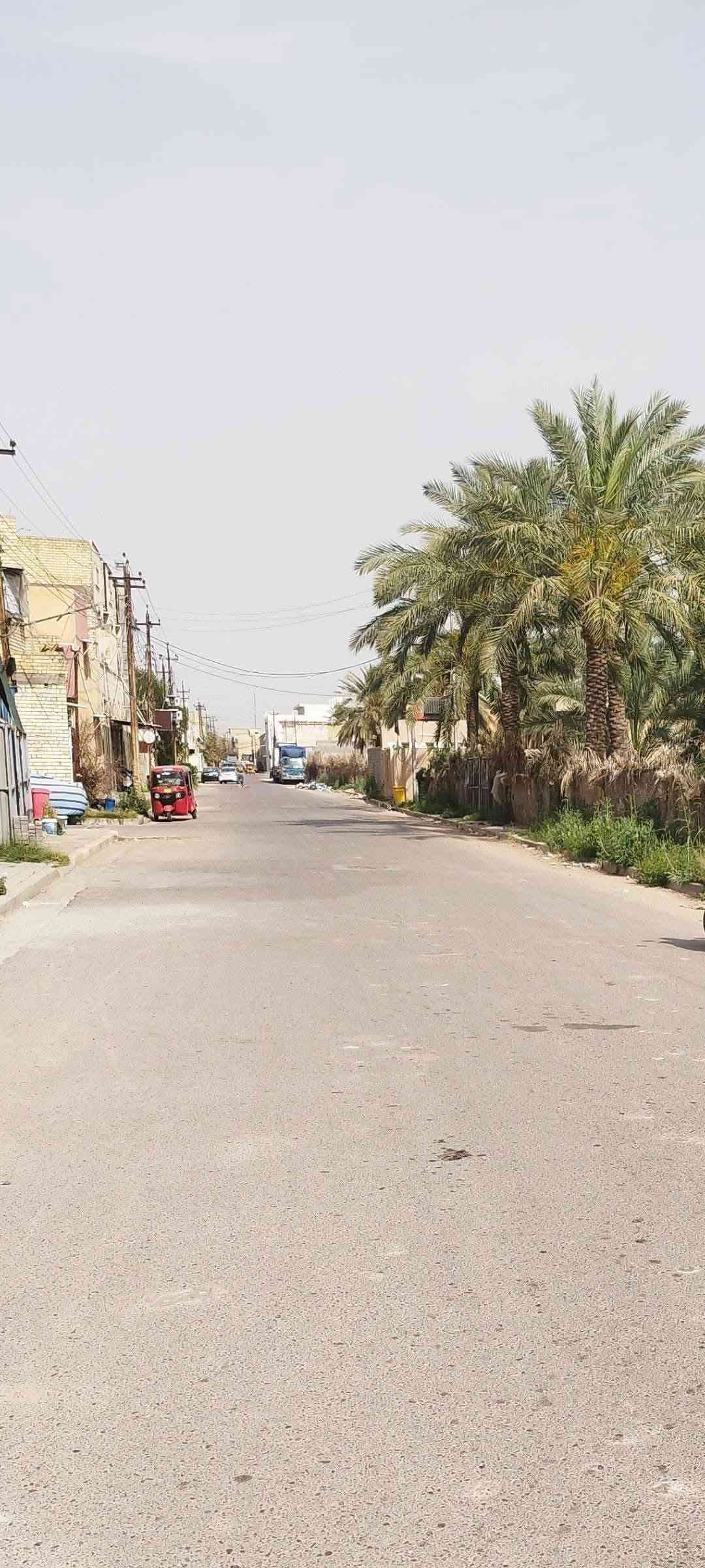 السلام عليكم.

بيت للبيع مساحه 100م .5×20 زراعي سند 25
قاط ونص . 
القاط الاول  ....يحتوي ع استقبال 6 متر .
ومطبخ وغرفة 5×4  .حمامات 2  ومنور ترك. طرمه 3 متر .

القاط الثاني يحتوي على غرفة 5×4  وحمام مشترك
بيت كامل وحديث بناء 2021

حي البساتين حي المصطفى قرب حسينيه محمد الجواد ع . شارع 10 متر تبليط  جميع الخدمات .
 متوفرة 
زراعي سند 25  
سعر 110 بي مجال 
***********

نص مكتوب في الصور:
- Alona