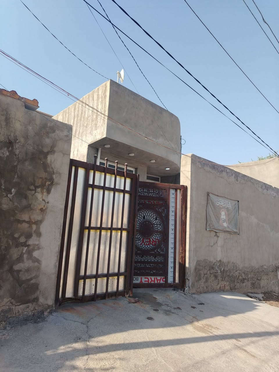 للبيع بيت بناء حديث في حي الجهاد، جاي من جهة مسبح عشتار – طريق طهمازية / عوفي 

📐 المساحة: 200 م²
🏠 طابق واحد
🛋️ استقبال
🛏️ غرفة نوم 1 
مطبخ
🚿 حمام داخلي
🚿 حمام خارجي
🌳 حديقة كبيرة
🏡 طارمة كبيرة

📜 الملكية: طابو زراعي – سند 25

💰 السعر: 65 مليون دينار

📞 للتواصل والاستفسار:
***********
