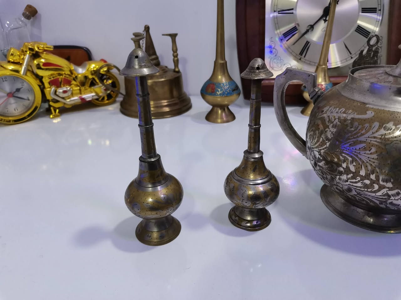 مجموعة متكونه من قوري و3 كلاصات و2 مرشات مي ورد نحاس نضيفات سعر 100 وبي مجال اي استفسار *********** واتساب أو خاص.
