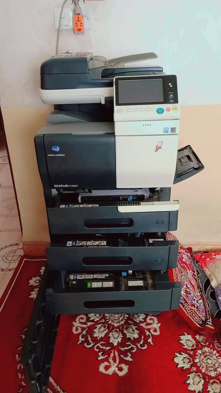 السلام عليكم 💙
طابعة 
 | Konica Minolta bizhub C3351 🖨️
طابعة وناسخة وسكانر ملونة احترافية من شركة Konica Minolta، موديل bizhub C3351.

🔹 طباعة ملون + أسود وأبيض
🔹 سرعة تصل إلى 35 صفحة بالدقيقة
🔹 دقة طباعة تصل إلى 1200×1200 dpi
🔹 نسخ + سكانر + طباعة
🔹 طباعة وجهين أوتوماتيك
🔹 شاشة لمس ملونة
🔹 تدعم الطباعة والسكان عبر الشبكة وUSB
🔹 سعة ورق ممتازة ومناسبة للمكاتب والمكتبات
🔹 جهاز عملي وقوي للاستخدام التجاري والمكتبي
🔹 صناعة Konica Minolta المعروفة بالجودة والتحمل
ملحقات كاملة حته احبار وياها الطابعة تحتاج تنظيف اشوية بس نهائياً ما بيها شي 
📌 الموديل: bizhub C3351
📌 الحالة: مستعملة
السعر 350 الف مع التوصيل ✅

ملاحظة * هاي الطابعة الي يحب يحجزها توصيل لازم يدفع اعتماد 10 لان بيها مخاطره اذا صارت راجع تتكسر 🙏  

رقمي *********** واتساب
📍 عنواني محافظة واسط
توصيل موجود لجميع المحافظات مجاني ✅

