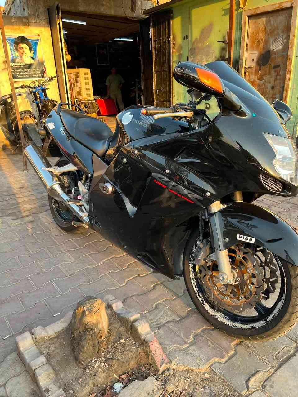 السلام عليكم هونده ١١٠٠ وميه دراجه جديده رقم بغداد طالعه من كلشي وكلاشي ماشيه ٣٢ دراجه جانت مضمومه السعر ٣٢ وبيه مجال 
*********** مكان دراجه العمارة
