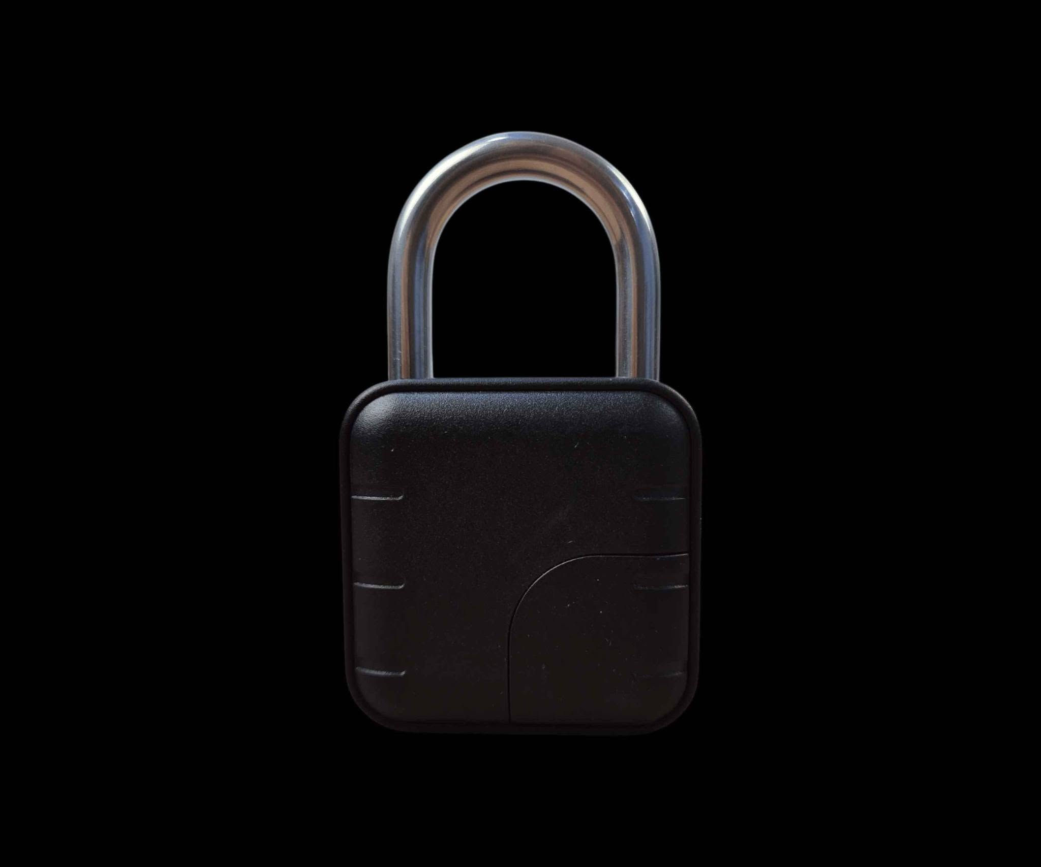 قفل بصمة 
ماركه Fingerprint padlock
يوجد توصيل جميع محافظات العراق
*********** 

الاستخدامات 

حماية الخزانات، الأدراج، والشنط.

مناسب للأبواب الصغيرة، خزائن المكاتب، وصناديق التخزين.

مثالي للسفر والاستخدام اليومي.

المميزات

يعمل ببصمة الإصبع فقط (بدون مفتاح).

إمكانية تسجيل حتى 20 بصمة مختلفة.

مقاوم للماء والغبار بمعيار IP67.

بطارية قابلة للاستبدال (CR2032) مع مدة عمل تصل إلى 12 شهرًا.

حجم مدمج وأنيق، سهل الحمل والاستخدام.

محتويات الصندوق

قفل البصمة.

بطارية داخلية مثبتة.

دليل الاستخدام.

*طريقة حفظ البصمة

1. اضغط باستمرار حوالي 5 ثوانٍ على المستشعر حتى يضيء باللون الأزرق.
2. ضع الإصبع المراد تسجيله عدة مرات على المستشعر حتى ينطفئ الضوء.
3. تم حفظ البصمة بنجاح.

طريقة مسح جميع البصمات

1. ضع إصبعًا مسجلًا على المستشعر واستمر بالضغط.
2. سيتغير لون الإضاءة من أزرق → أبيض → أحمر.
3. ارفع الإصبع عند ظهور اللون الأحمر.
4. تم مسح جميع البصمات وإعادة القفل للوضع الافتراضي.

الأبعاد

أبعاد الغلاف: 13 × 9 × 3 سم كركوك, العراق
