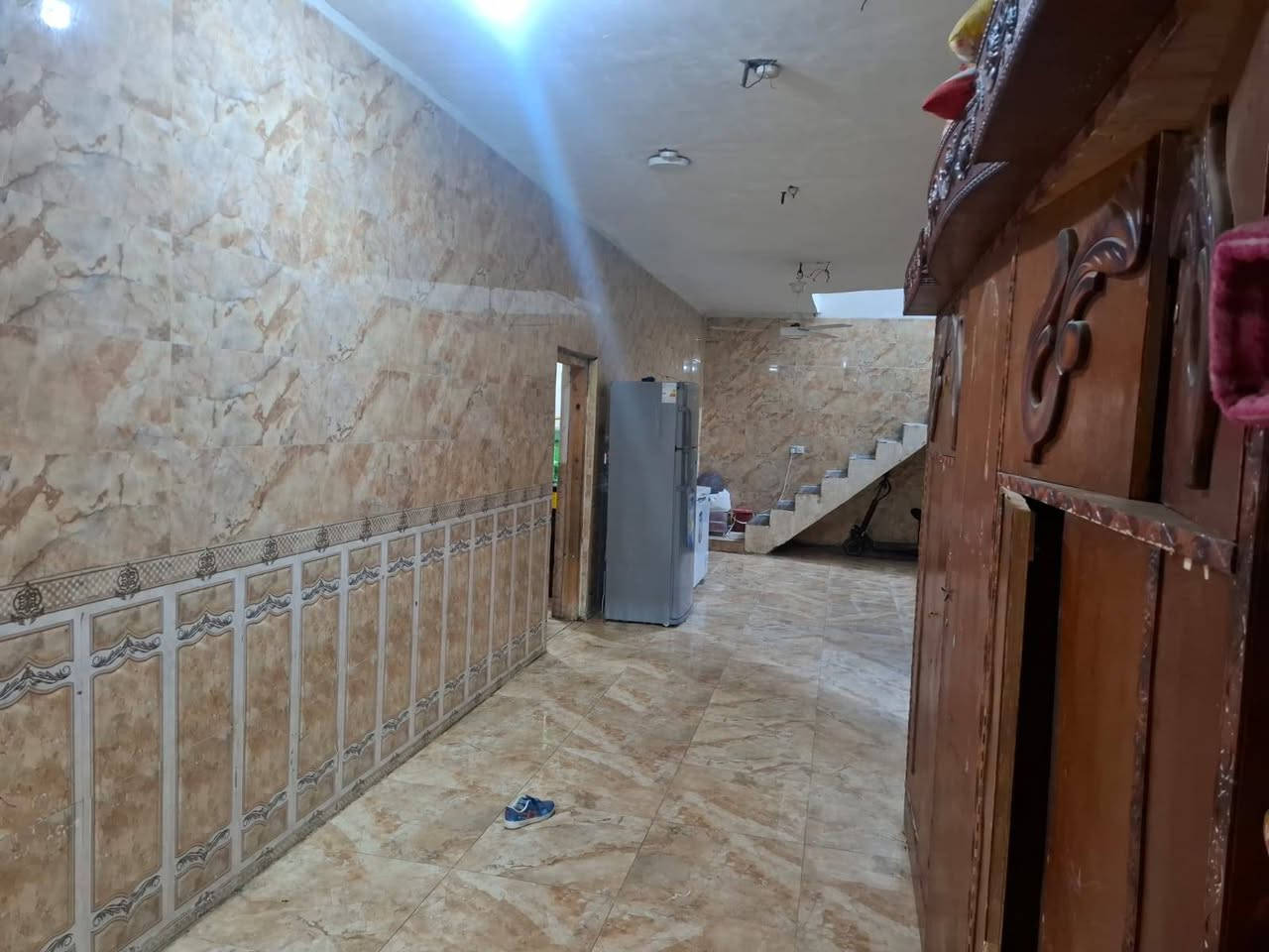 بيت مرقم بلديه بالخضاره الاحرار ٣٧٥م المساحه بي ٤ غرف غرفتين ومطبخ وصاله واستقبال وصحيات خارجيه وحمام داخلي جاهزات سراميك وكهرباء وماء ومولد وخط ضوئي انترنيت والغرفتين الباقيات بدون سقف بعدهن وبي ترك داير البيت بيت خير من الله البناء بلوك فقط الغرفتين طابوق 
السعر خاص موبايل *********** 
ادمن وافق اذا ممكن الله يرحم والديك

