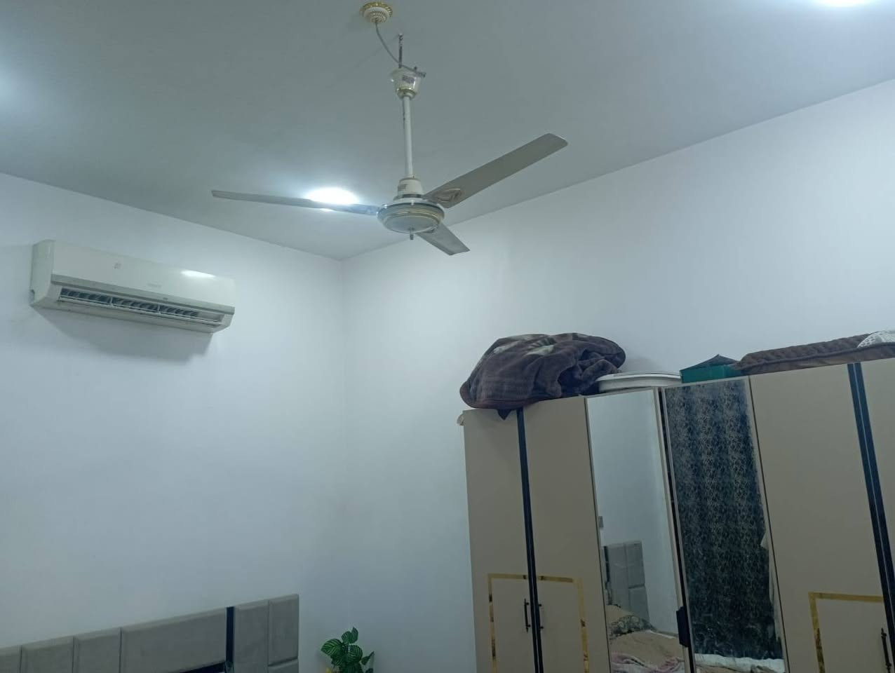 دار للبيع مساحة ١٦٣ متر درجة اولى ٢ غرفة نوم صالة مطبخ استقبال تخاريج داخل وخارج عنوان الداركوفه حي ميسان شارع الشيوخ مقابل سكلة رعد السعر ٧٨ معه المجال الاستفسار على رقم مكتب الاسدي
***********/***********

