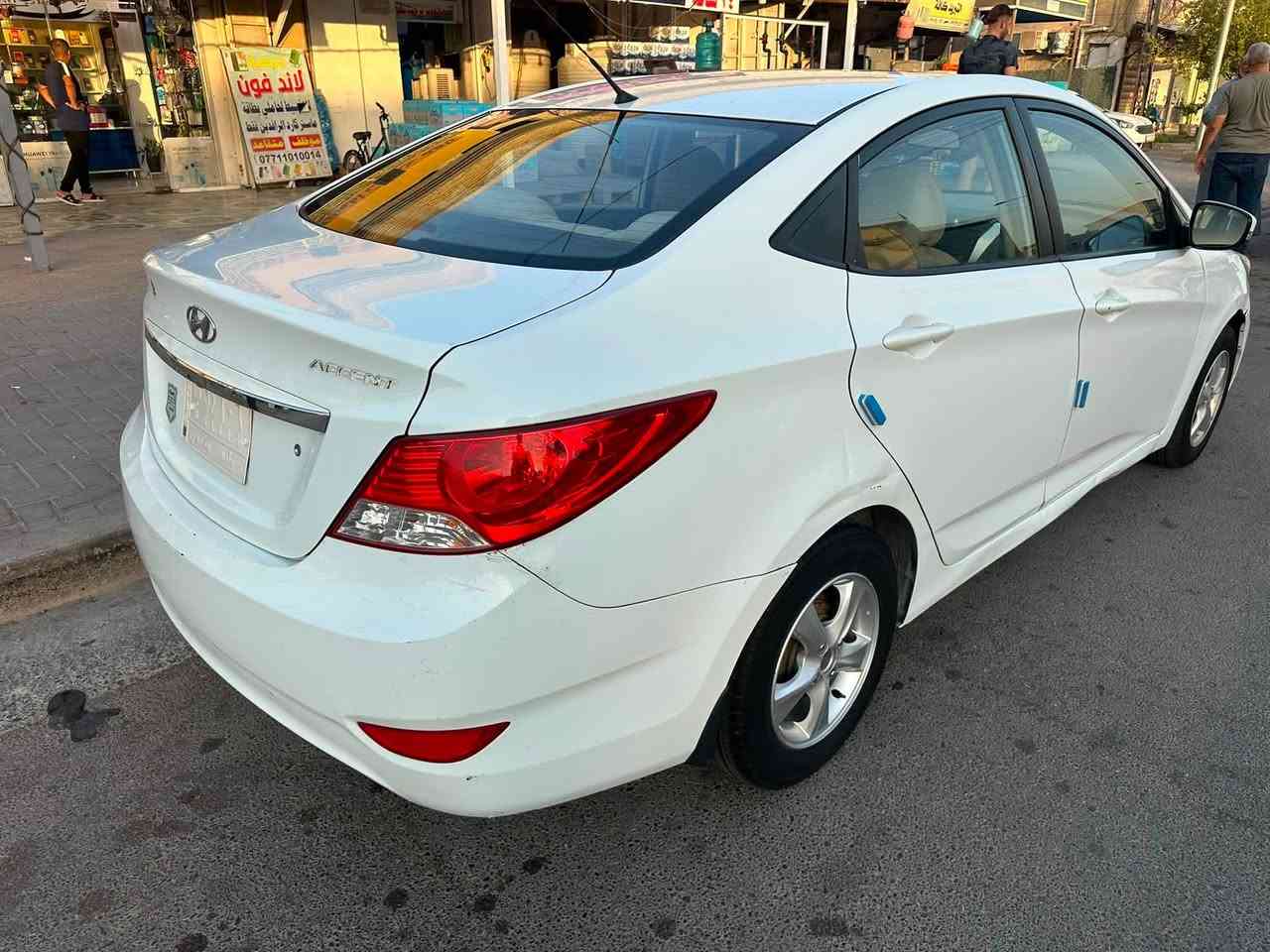 من رخصت الادمن
اكسنت موديل 2011خليجي 
بيها حادث باب وجاملغ بصف السايق او بيها طخطخات مثل مموضح بلصورة 
السيارة كلش حلووة وتبريدها ثلج 
السعر 85 ورقة وبيها مجال للشراي 
مكان السيارة بغداد حي العامل 
السيارة باسمي التحويل ثاني يوم

للستفسار ***********
