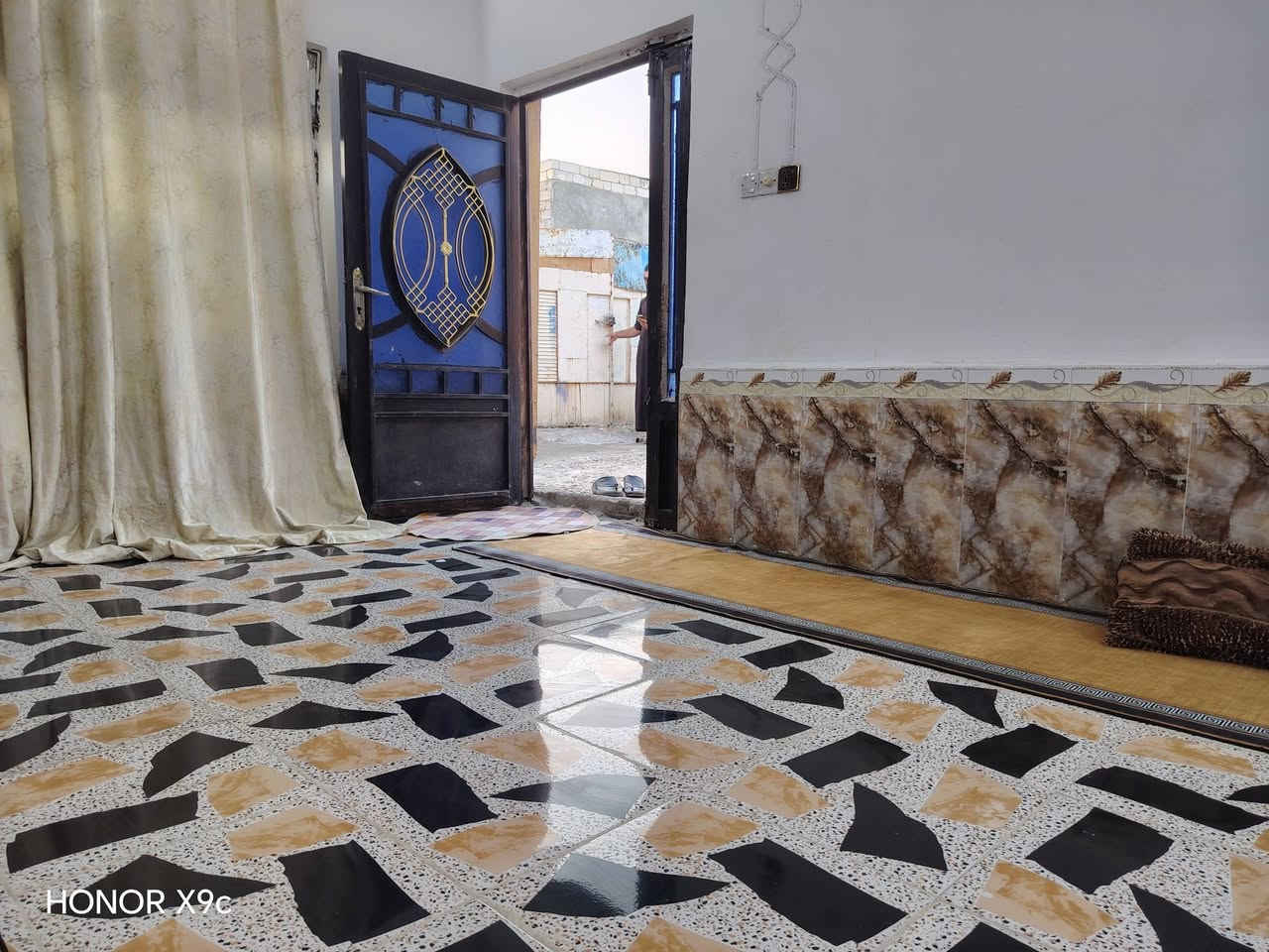 بسم الله الرحمن الرحيم
بيت +قطعة زراعي للبيع
المساحة الكلية مع القطعة 500 متر
صوب بني ركاب/حي الأمير 
شارع 30 قرب أسواق يونس 
البيت غرفتين وصالة ومطبخ وديوانية
وصحيات
مثل ما موضح بالفيديو
البيت عگادة والبناء بلوك
يباع كليا مع القطعة وليس جزيئا 
للسعر وباقي التفاصيل
للتواصل الاتصال على الارقام 
***********
***********
أو مراسلة الصفحة
#هادي_الحجيمي

نص مكتوب في الصور:
- HONOR X9c