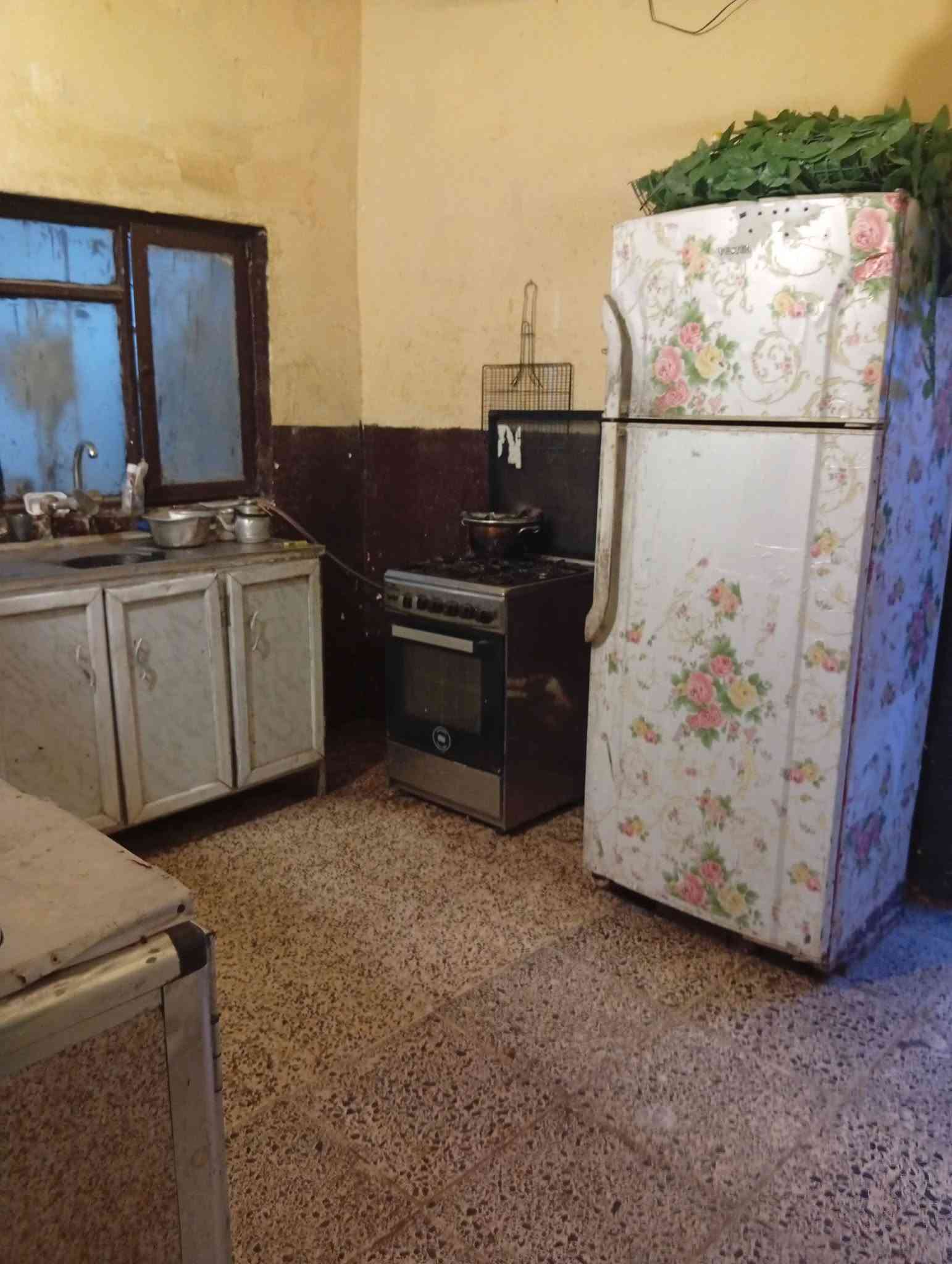 سلام عليكم 
بيت للبيع مساحة 100 الجبهه 5والنزال 20 قاط ونص منطقة مخدومة كامل الخدمات مي ومجاري وتبليط وكهرباء والشارع العام بلضهر صاير والعنوان حنيبت قرب اسواق تفاحه مشمول بلتمليك سعرة 67 وبي مجال للشراي يتصل على رقم ***********
